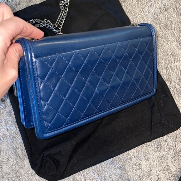 Chanel navy crossbody with hard metal front - Picture 6 of 9